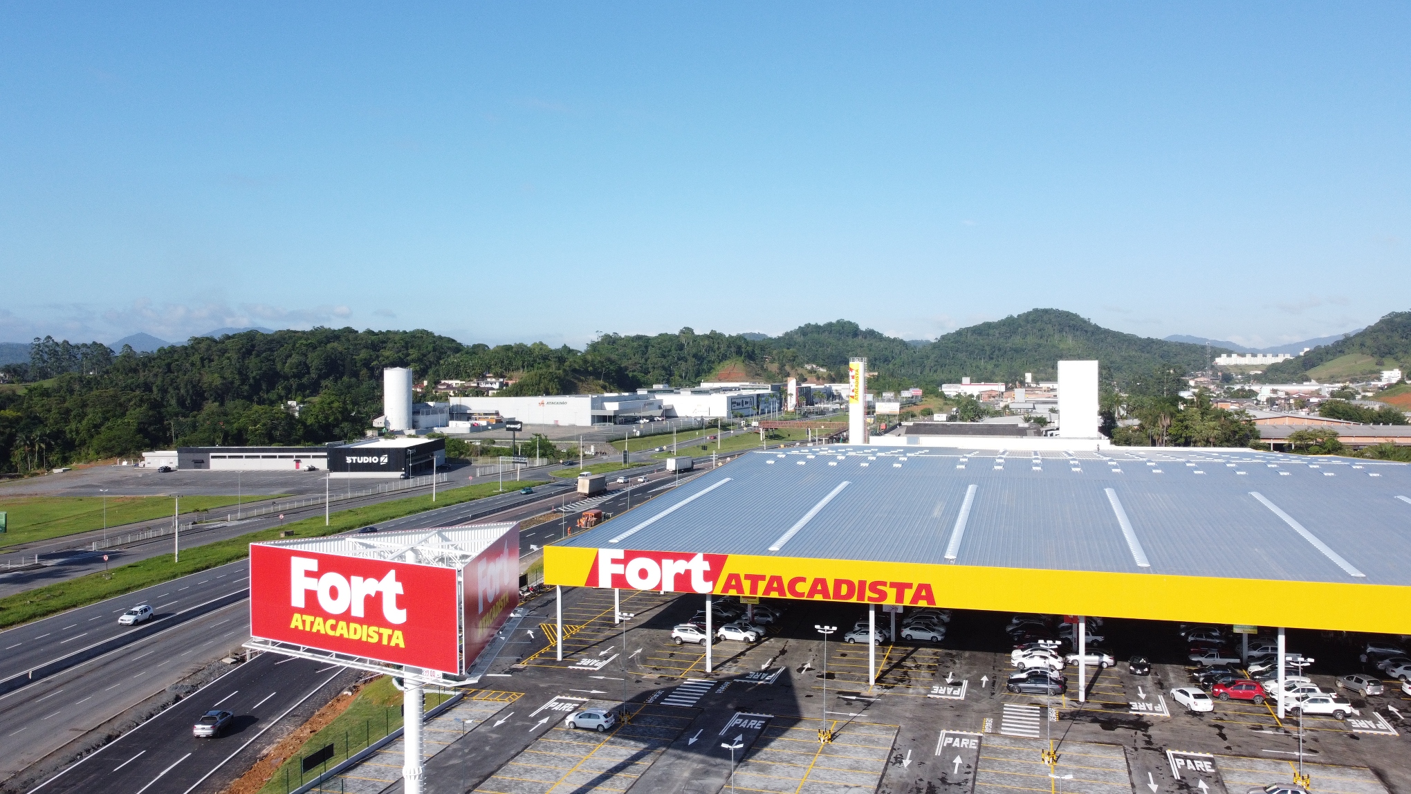 Grupo Pereira inaugura nova loja do Fort Atacadista em Blumenau valorizando ações de responsabilidade social