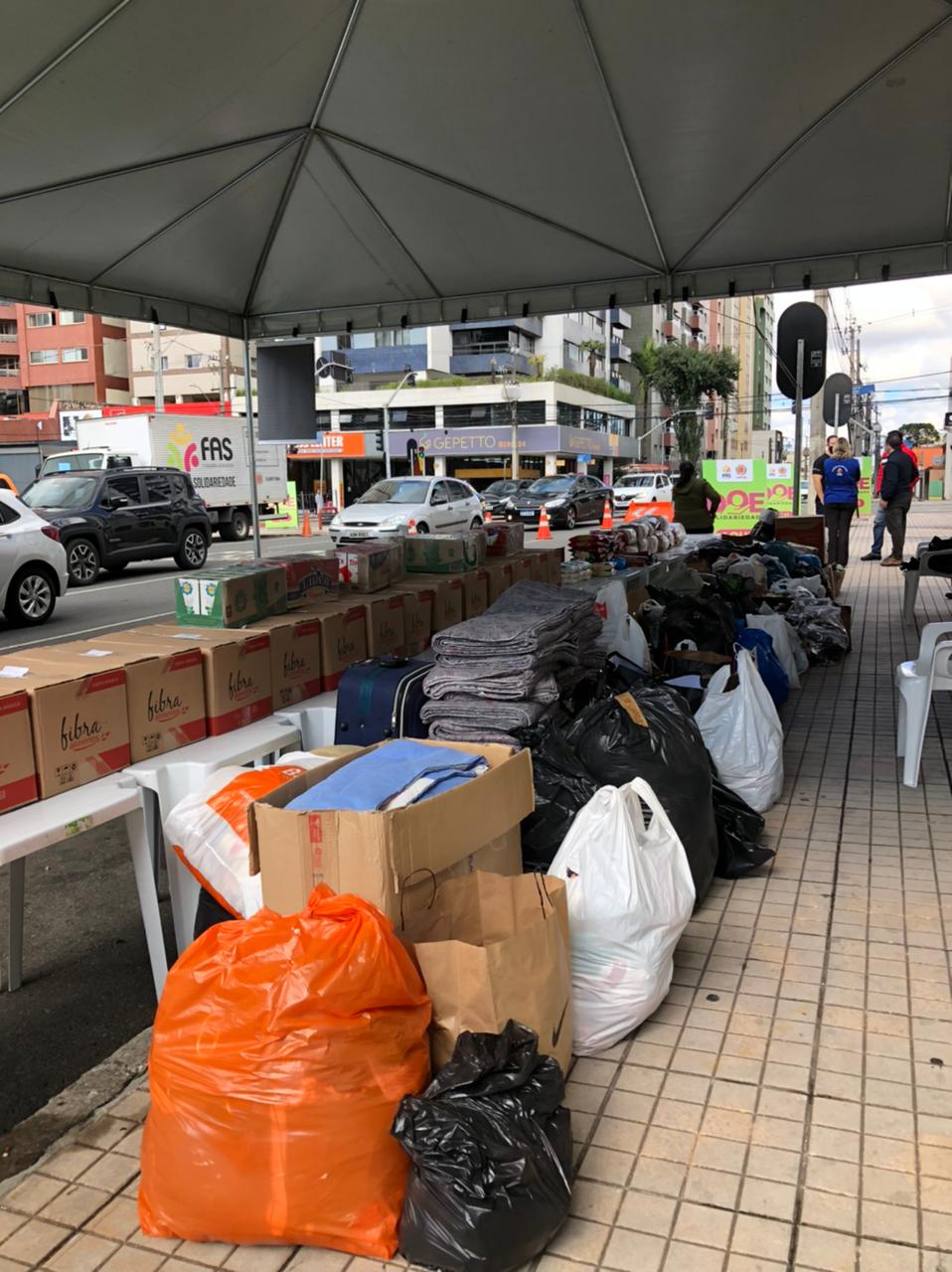 Shopping arrecada alimentos e roupas em drive thru solidário dia 18/09