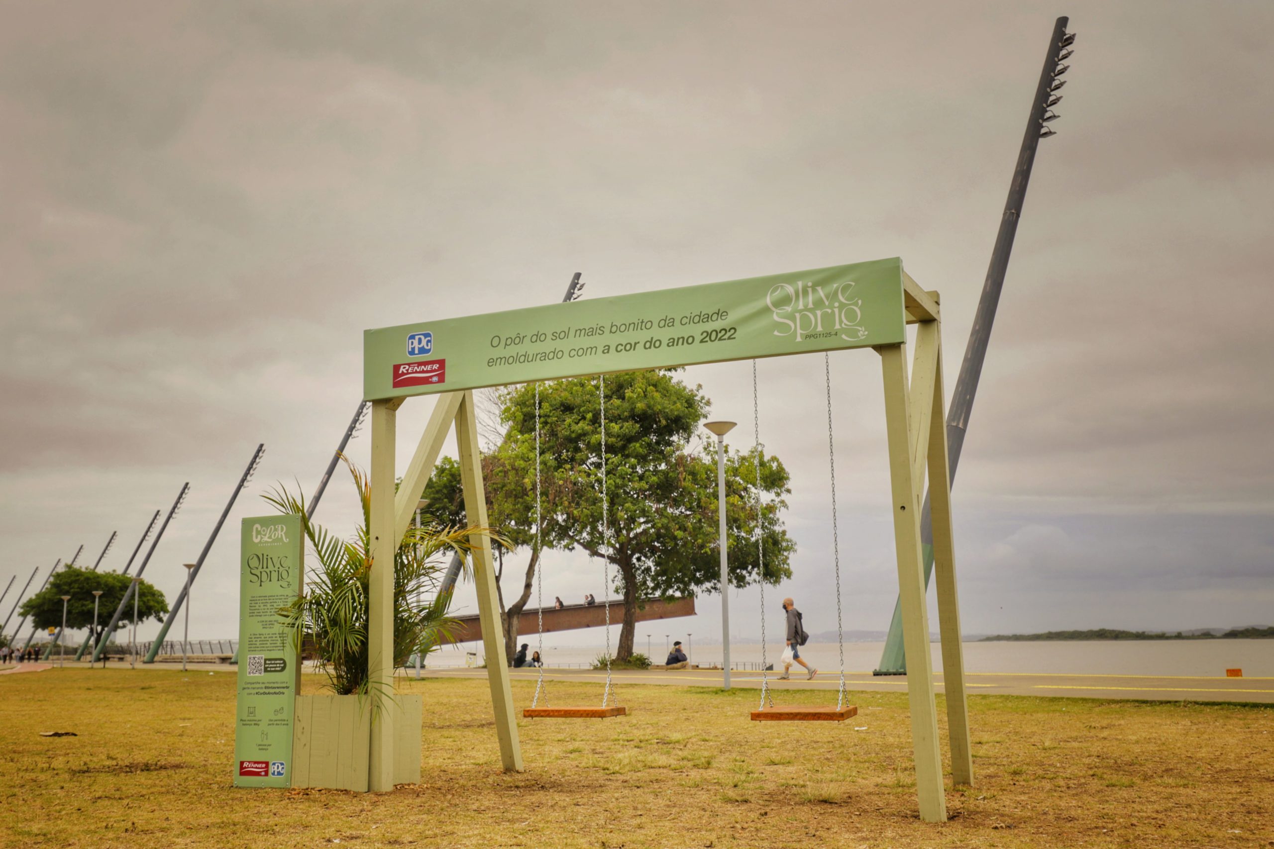 Seis balanços com a Cor do Ano 2022 da Tintas Renner by PPG são instalados na Orla do Guaíba, em Porto Alegre