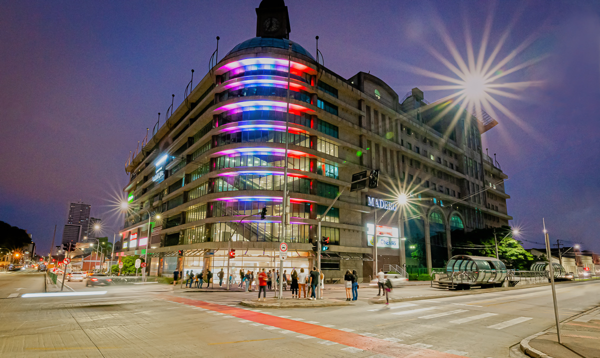 Show de luzes e músicas natalinas é atração diária e gratuita em shopping da capital