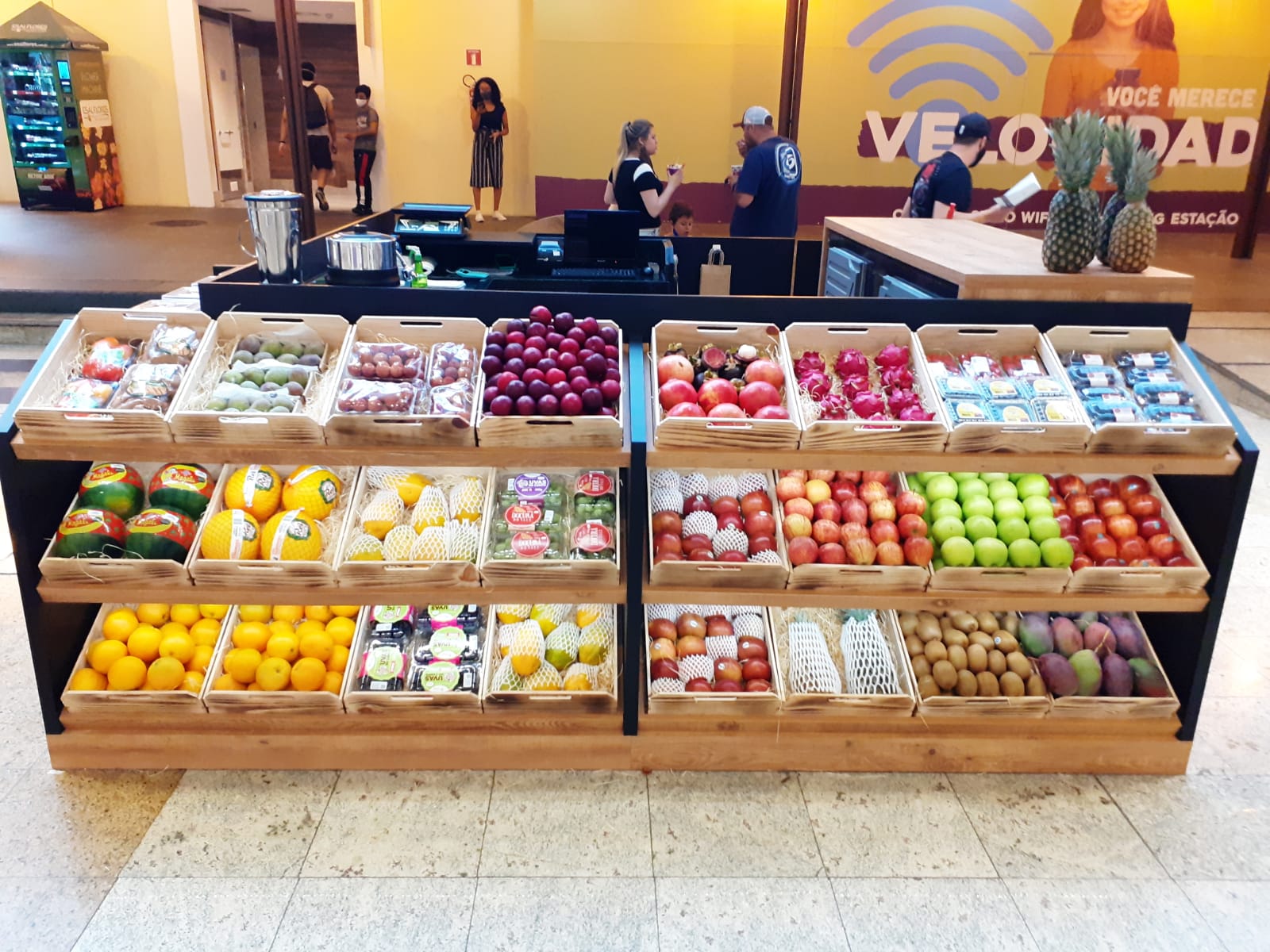 Empório vende frutas dentro de shopping em Curitiba