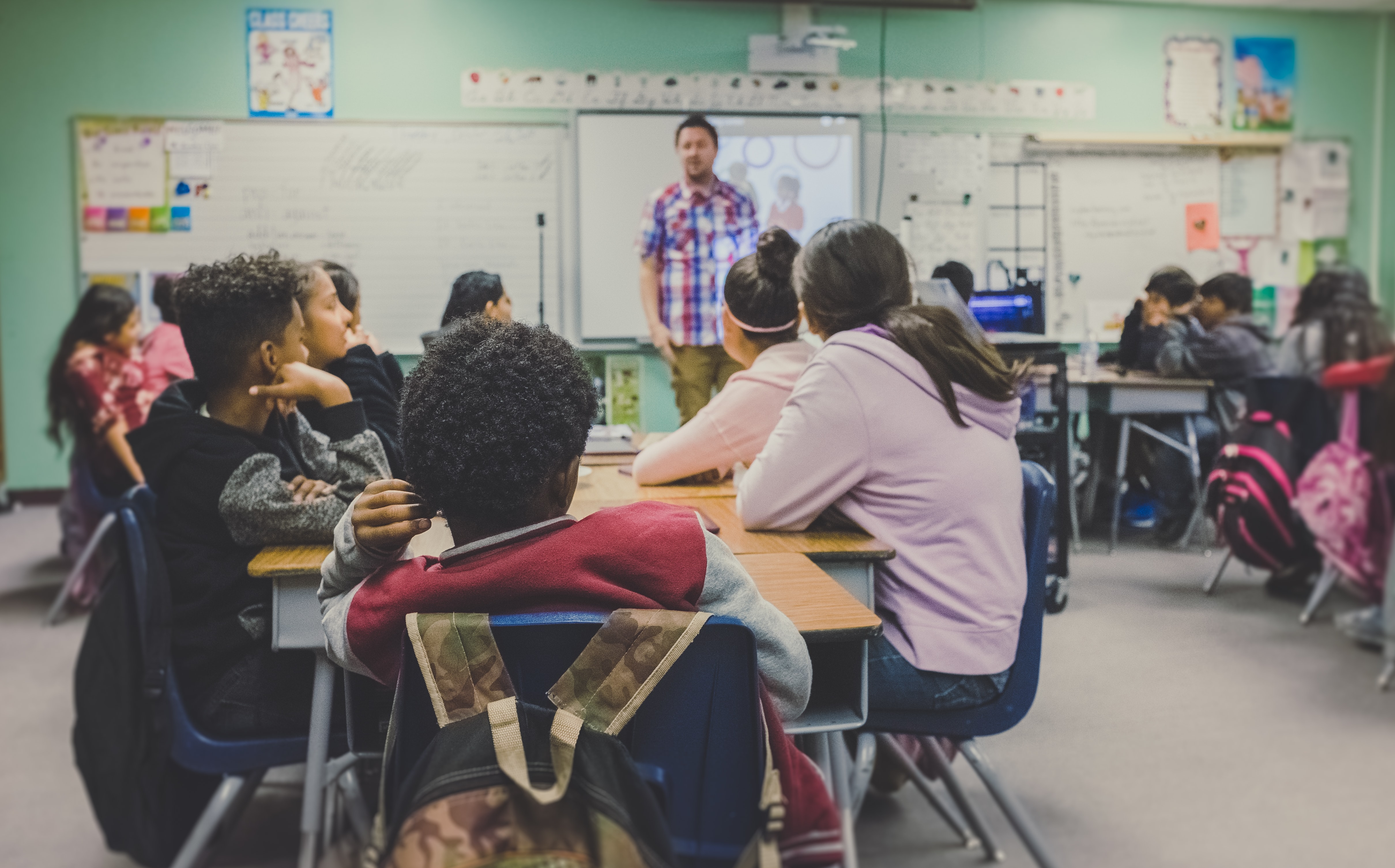 Voluntários levam projeto de educação financeira para escolas públicas