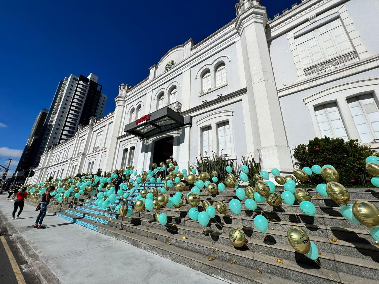 Shopping Curitiba amanhece repleto de balões, em homenagem ao aniversário da cidade