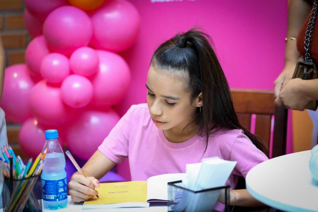 Menina prodígio das finanças: autora mirim lança livro sobre economia financeira