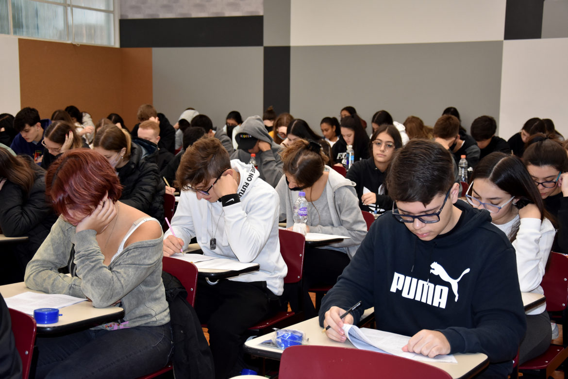 Mais de 2,5 mil estudantes participam de simulado do Enem