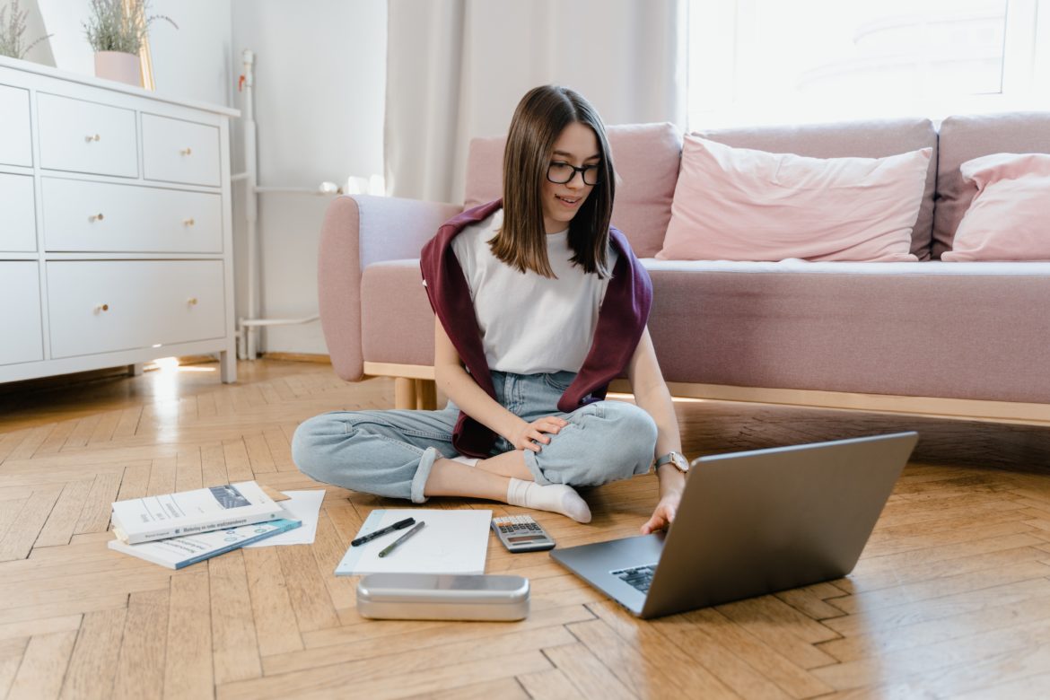 Ensino à distância oferece novas possibilidades a estudantes brasileiros