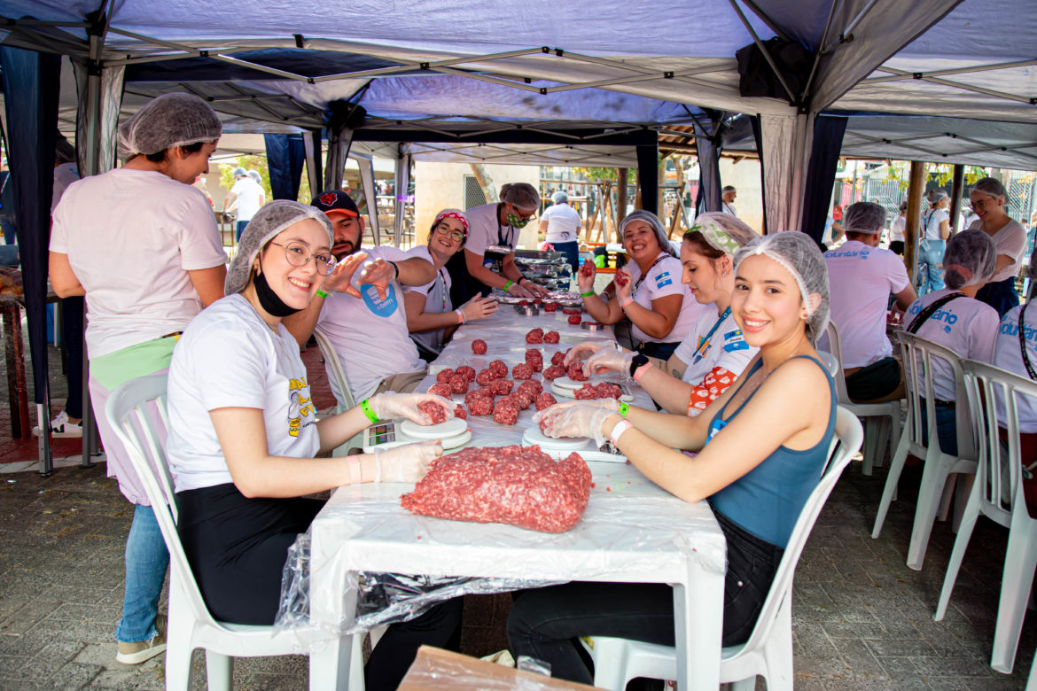 GetNinjas participa de Hamburgada do Bem com lanches servidos para mais de 400 crianças