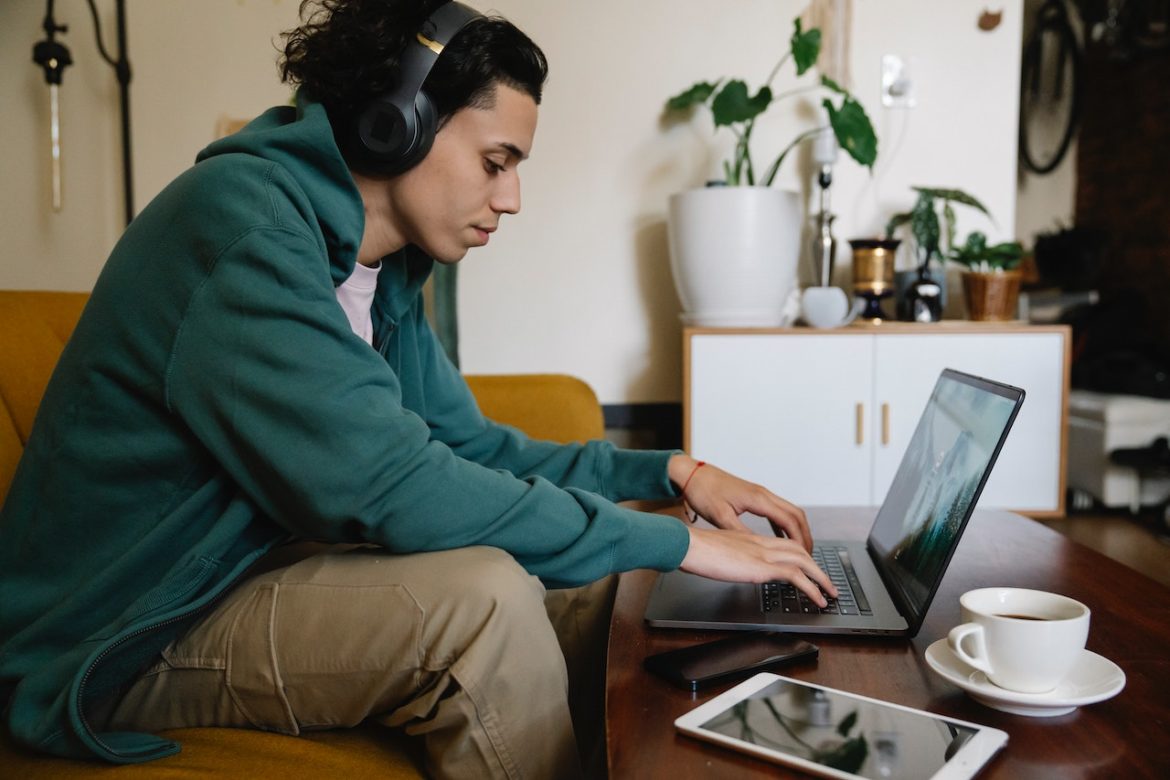 Plataformas auxiliam quem busca trabalho autônomo no país