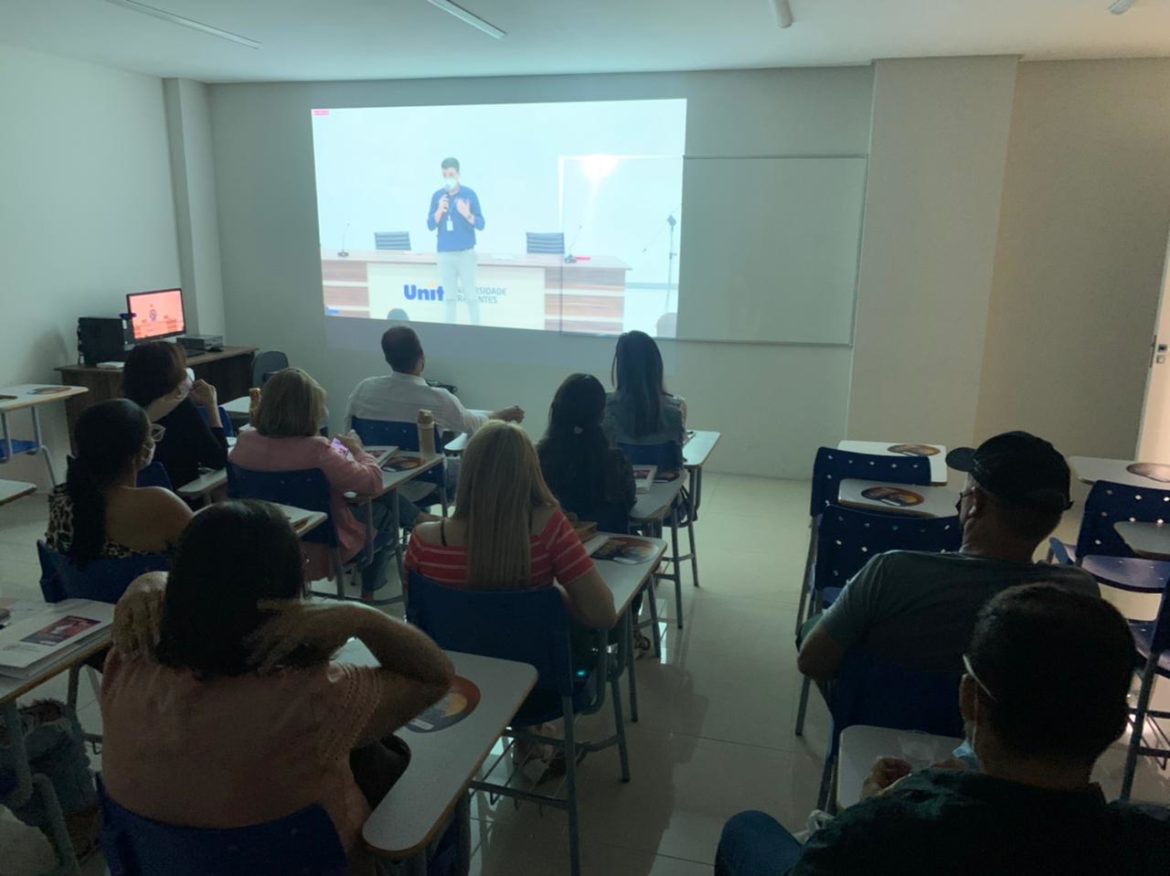 Ensino à distância começa a superar o alcance do presencial