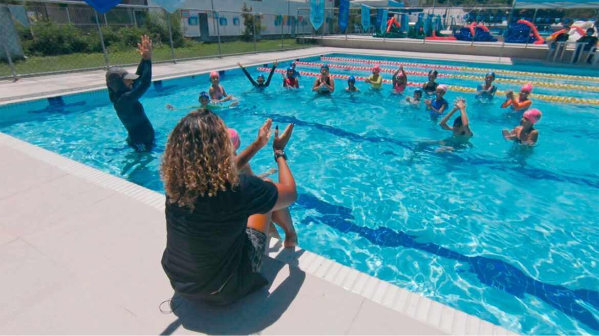 Campeã nas piscinas, Etiene Medeiros incentiva atletas a apoiar causas sociais