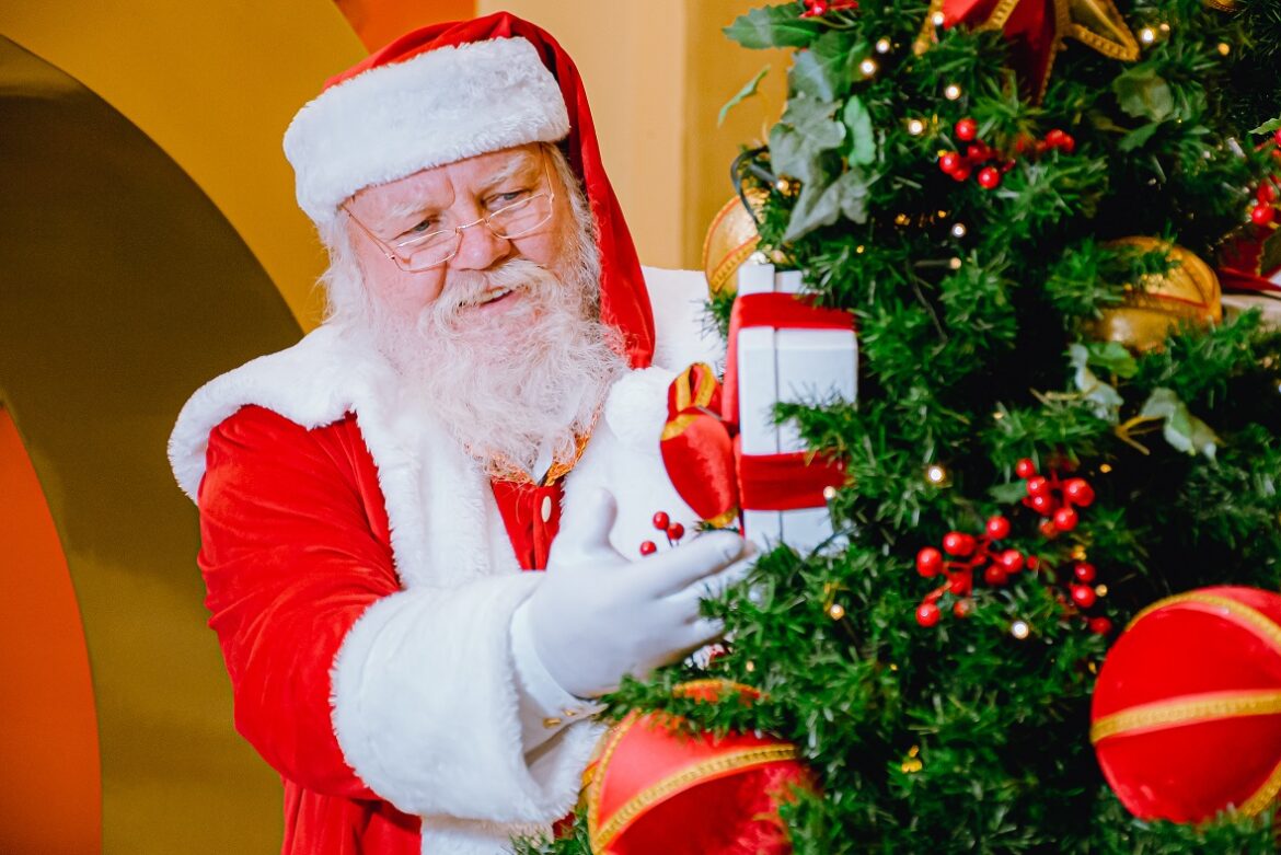 Papai Noel chega ao Shopping Curitiba nesta quarta-feira (2), com bailarinas e músicos