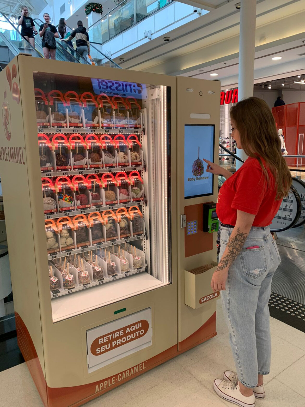 Primeira vending machine de maçãs caramelizadasda América Latina é inaugurada em Curitiba