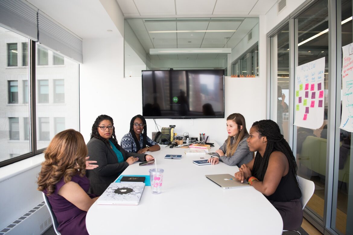 Mulheres relatam assédio e relacionamento tóxico no trabalho