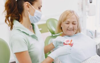 Dentaduras melhoram a mastigação e a autoestima