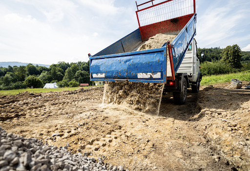 Caminhão de Areia: essencial para obras e preparação de terrenos