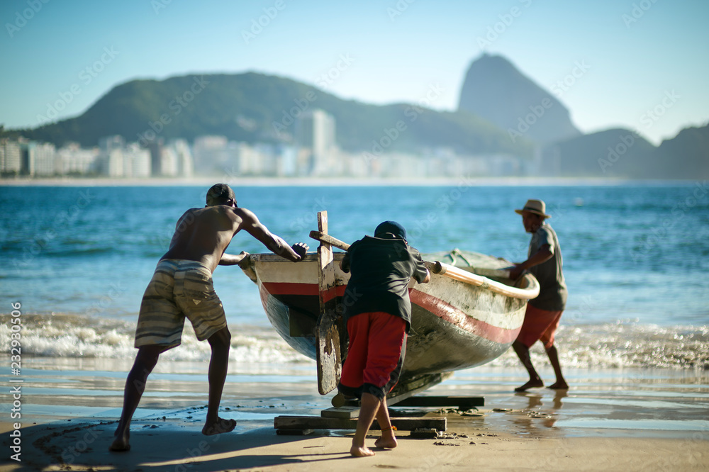 Unir pesca artesanal a práticas de aquicultura pode ser solução para crise