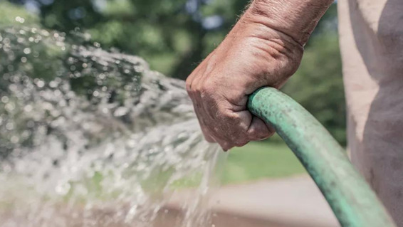 Como a cisterna vertical pode ajudar a reduzir o desperdício de água potável.