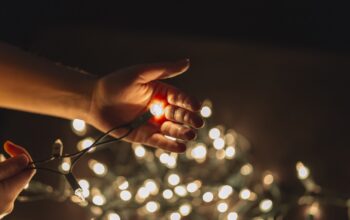 Instalar iluminação de Natal em casa requer segurança