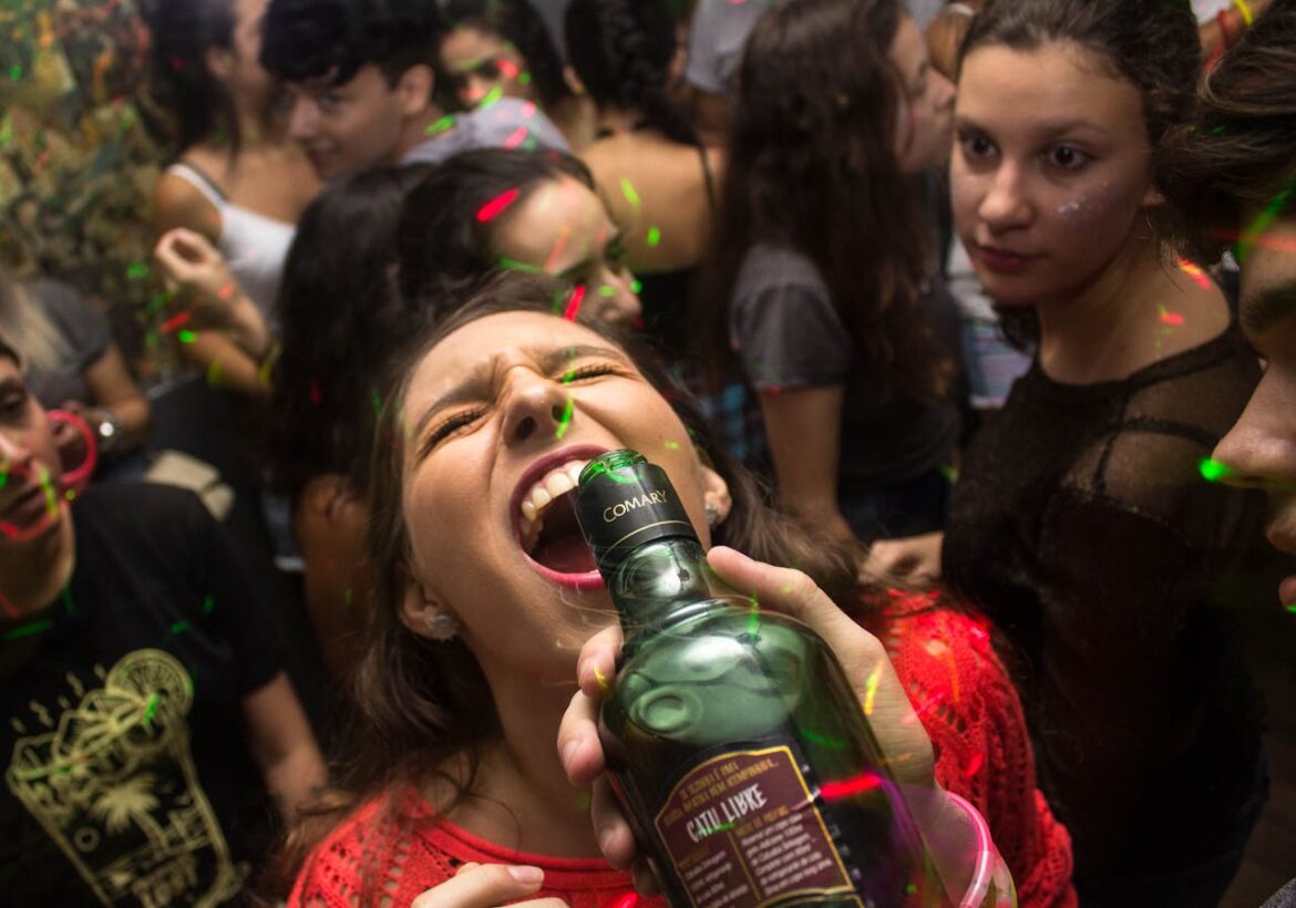 O que o excesso de álcool pode causar? Entenda os riscos à saúde e consequências sociais