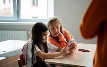 Uso de celulares nas escolas é foco de debate no Brasil