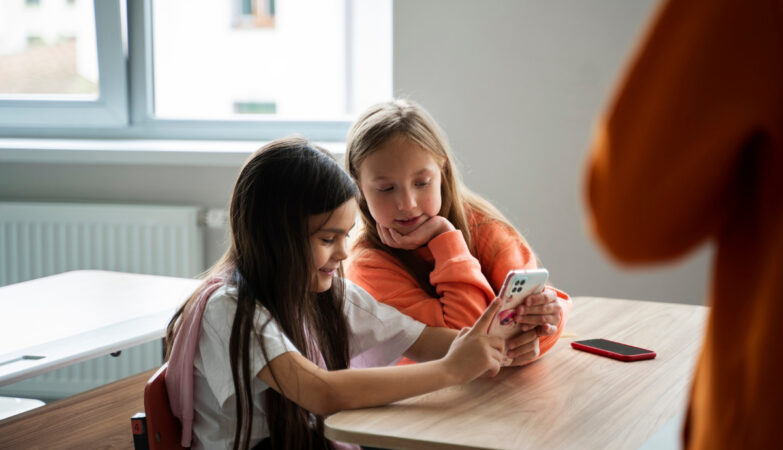 Uso de celulares nas escolas é foco de debate no Brasil