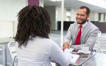 Primeiros minutos da entrevista podem definir contratação, apontam especialistas