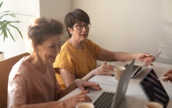 Ação reúne vagas de emprego para mulheres acima de 50 anos